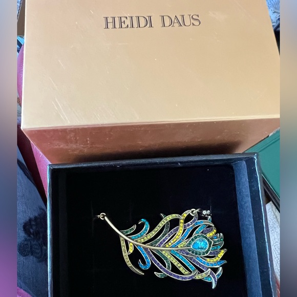 Heidi Daus 🆕 “Pretty As A Peacock” 🦚 feather magnetic pendant enhancer - Picture 10 of 13
